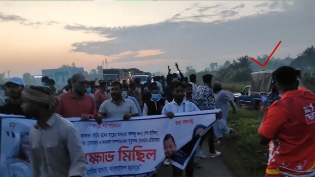 পুলিশের গাড়ির সামনেই যুবলীগের বিক্ষোভ মিছিল